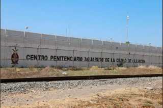 Como resultado del operativo, fueron asegurados diversos objetos ilícitos y prohibidos.