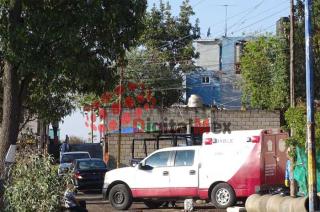 El feto fue abandonado frente a la puerta de una casa de dos pisos en obra negra.