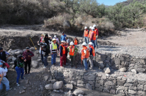 Azucena Cisneros supervisa la construcción de la presa de gavión en la zona alta de San Andrés de la Cañada