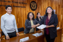 La rectora de la UAEMéx, Martha Patricia Zarza Delgado, encabezó la entrega simbólica de becas y estímulos del periodo otoño 2025.