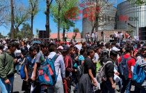 Estudiantes bloquean avenida de Toluca y &quot;ahorcan&quot; el tráfico