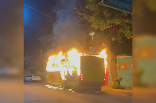 El camión de la ruta Vacacional-Centro fue abandonado y minutos más tarde un grupo de hombres descendió de un vehículo Nissan Tsuru, le prendió fuego y se dio a la fuga.