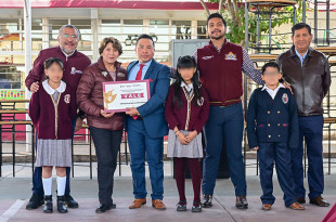 La gobernadora Delfina Gómez Álvarez durante la entrega de mobiliario, infraestructura educativa y sistemas de captación de agua en la escuela Venustiano Carranza, en Nezahualcóyotl.
