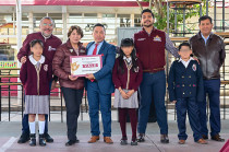 La gobernadora Delfina Gómez Álvarez durante la entrega de mobiliario, infraestructura educativa y sistemas de captación de agua en la escuela Venustiano Carranza, en Nezahualcóyotl.