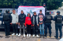 Les decomisaron un arma blanca, seis celulares, tres motocicletas Italika y un pagaré.