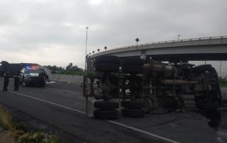 Al parecer, el conductor circulaba a exceso de velocidad, lo que provocó que perdiera el control y se ladeara hasta caer.