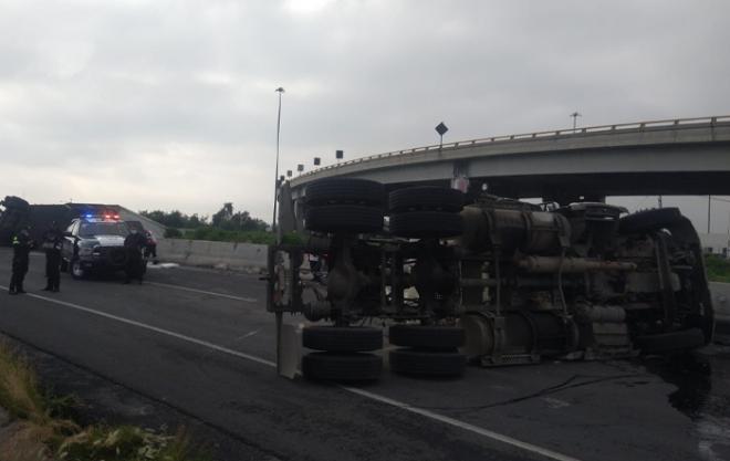 Al parecer, el conductor circulaba a exceso de velocidad, lo que provocó que perdiera el control y se ladeara hasta caer. 