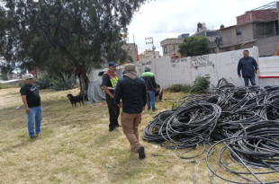Mangueras negras conectadas ilegalmente a la red municipal de agua en Ecatepec