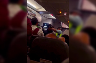 Pasajeros y elementos federales controlaron al hombre que amenazó con detonar un explosivo durante el vuelo 3382 de Volaris.