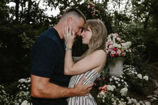 Por medio de Instagram, ambos publicaron una serie de fotografías en las que están rodeados de flores y se observa el anillo de compromiso en la mano de Taylor.