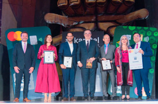 Durante el evento, realizado en el Polyforum Cultural Siqueiros en la Ciudad de México, Daniel Sibaja, secretario de Movilidad del Edoméx explicó que los beneficios de la tarjeta de Débito y Ahorro MOVIMEX.