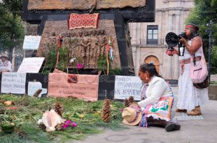 Con una ceremonia ancestral, pueblos indígenas se manifestaron en Toluca para exigir una consulta incluyente y respeto a sus derechos, autonomía y tradiciones.
