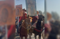 Más de 5 mil peregrinos a caballo recorren Ecatepec rumbo a la Basílica de Guadalupe, portando estandartes e imágenes guadalupanas en señal de fe y tradición.