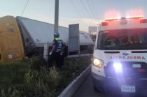 Al lugar acudieron paramédicos de Protección Civil y Bomberos para atender al chofer quien resultó herido.