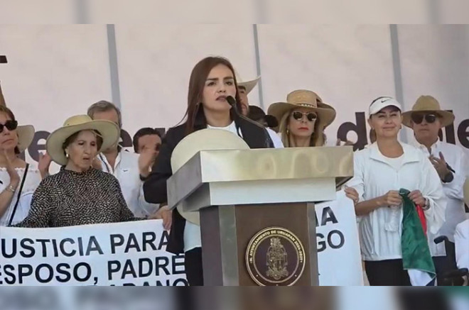 Ante más de 60 mil asistentes, la alcaldesa sustituta de Uruapan, Grecia Quiroz, exigió justicia por el asesinato de su esposo, Carlos Manzo.