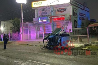 El vehículo derribó un árbol, un poste de madera y causó daños a una malla metálica antes de quedar completamente destrozado.
