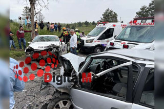 De acuerdo con los primeros reportes, uno de los vehículos habría invadido el carril contrario en una curva, lo que provocó el encontronazo en el kilómetro 13 de la vialidad.