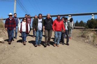 La obra realizada mediante el esquema de préstamo de maquinaria incluyó el rastreo, construcción de cunetas y rehabilitación caminos de terracería.
