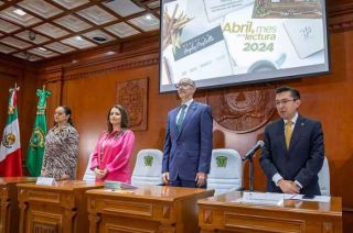 Como parte del acto inaugural, la periodista mexicana Sofía Macías presentó su libro Pequeño cerdo capitalista: Finanzas personales para hippies, yuppies y bohemios.