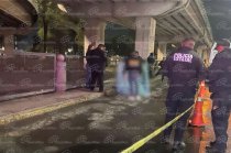Autoridades resguardaron la zona donde un hombre murió tras ser atropellado en los carriles laterales de Paseo Tollocan, en Toluca.