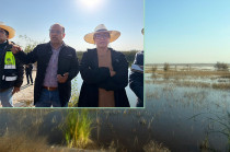 Azucena Cisneros Coss, acompañada de autoridades ambientales y municipales, observa la zona inundada en El Caracol como parte del operativo para recuperar el Área Natural Protegida del Lago de Texcoco.