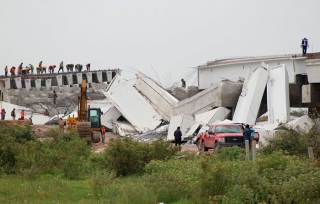 Cae puente de nueva autopista Pirámides-Peñón y se daña puente del Mexibús en Chimalhuacán