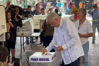 El exmandatario acudió a una casilla especial ubicada en Palenque, Chiapas, donde emitió su voto alrededor de las 9:50 de la mañana.