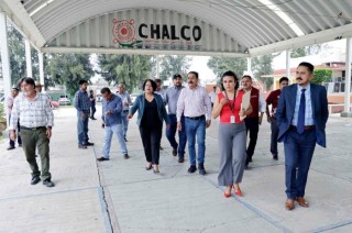 El titular de la SECTI se unió a las tareas de limpieza, destacando la importancia de la colaboración entre docentes, padres de familia y autoridades