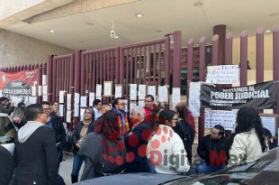 Flores Nicolás añadió que los accesos a los edificios del Poder Judicial seguirán bloqueados por los manifestantes hasta que se atiendan sus demandas.