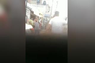 El jefe de Recursos Humanos del municipio de Ixtapaluca, Octavio Nieto, fue captado agrediendo a un policía municipal.