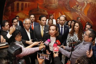 Guadalupe Murguía, coordinadora de los senadores del PAN, corroboró que, a pesar de las amenazas y propuestas de soborno, la oposición se mantiene unida.