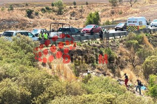 Una vez confirmado el deceso, los cuerpos fueron cubiertos con una sábana azul. 