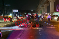 La motocicleta Honda azul en la que viajaba Néstor quedó en el lugar tras el accidente