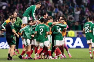 Selección Mexicana celebra su victoria 2-0 sobre Ecuador en el Estadio Azteca.