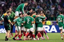 Selección Mexicana celebra su victoria 2-0 sobre Ecuador en el Estadio Azteca.