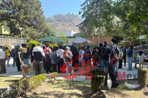 Este día, alrededor de las 8:00 a.m., se replicó la acción en la FCPyS: se cerraron los accesos, se colocaron mantas con mensajes de protesta y se suspendieron todas las actividades académicas. 