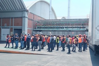 Trabajadores evacuan ordenadamente durante el Simulacro Nacional 2025