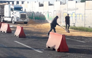 Vuelca tráiler cargado con maíz en la #Texcoco-Lechería