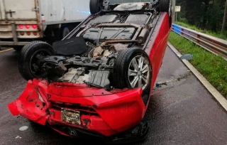 Cierran circulación de la México-Toluca por volcadura; una mujer lesionada