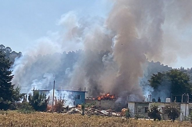 La explosión en un taller de pirotecnia de San Mateo Tlalchichilpan, Almoloya de Juárez, generó una columna de humo visible a varios cientos de metros.