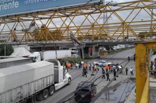 Por el bloqueo, cientos de camiones pesados y automóviles quedaron varados haciendo largas filas.