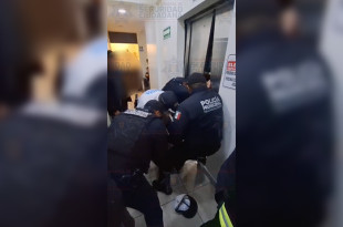 Siete personas, incluyendo un menor de 8 años, fueron rescatadas tras quedar atrapadas en el elevador de una funeraria en Nezahualcóyotl.