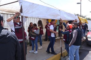 Personal del Ayuntamiento de Toluca retiró estructuras de comercio informal y vehículos que obstruían los accesos a los hospitales Adolfo López Mateos e ISSEMyM Regional Toluca.