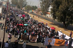 El contingente avanzó desde el kilómetro 27 hacia el 30, donde se prevé un mitin informativo, mientras las autoridades recomiendan rutas alternas por afectaciones viales.
