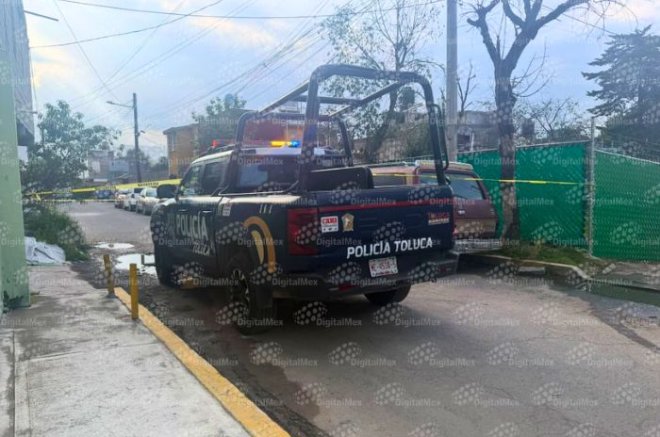 Un hombre de 65 años fue localizado sin vida sobre la vía pública en la delegación de Santa Cruz Azcapotzaltongo, en Toluca.