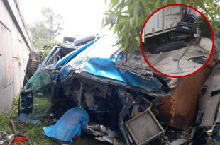 El tráiler quedó sobre los carriles laterales tras caer del puente vehicular