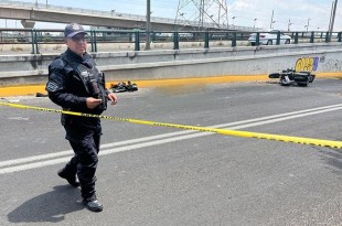 La víctima quedó a un costado de un puente elevado en la esquina con Lago de Pátzcuaro.