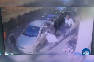 La motocicleta en la que se dieron a la fuga chocó y uno de los detenidos resultó lesionado, dos de sus cómplices huyeron en otra motocicleta.