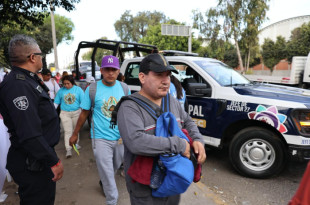 Elementos de seguridad resguardan el paso de peregrinos durante el operativo en Ecatepec