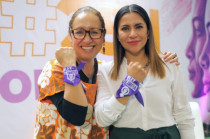 Azucena Cisneros y Olimpia Coral Melo durante la entrega de tarjetas y la conferencia “Ley Olimpia”